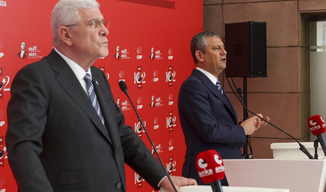 Cumhuriyet Halk Partisi Lideri Özgür Özel, partisinin Genel Merkezinde, İYİ