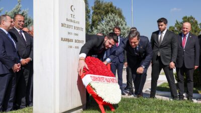 CHP’den 102. Yıl Dönümü Ziyaretleri: Ecevit ve Baykal Anıldı Cumhuriyet