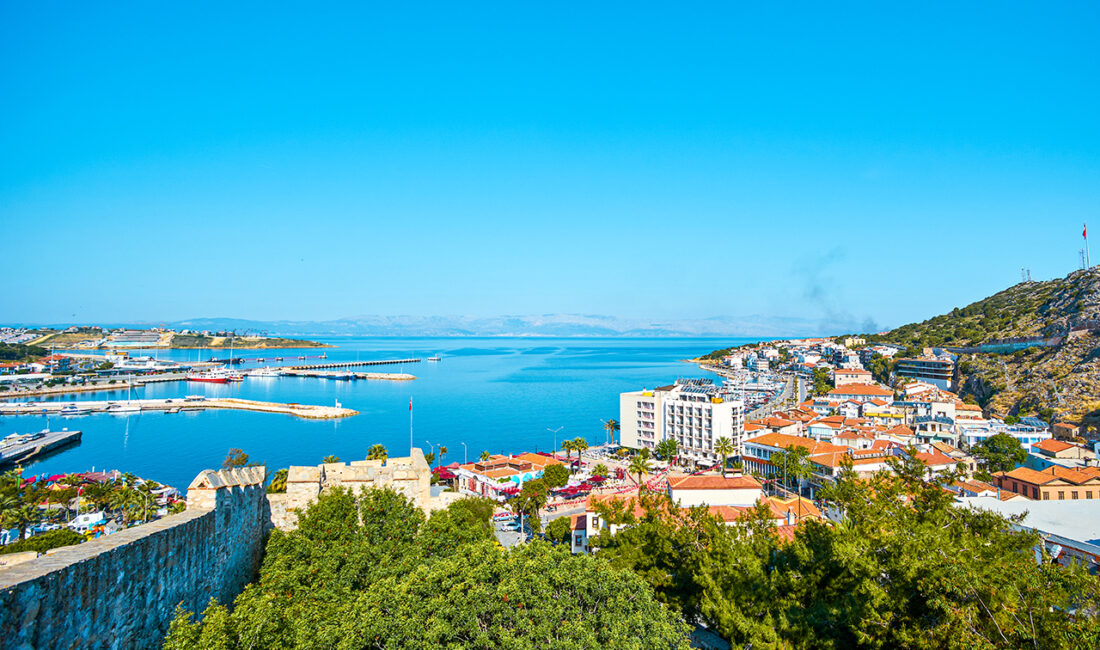Ege'nin incisi Çeşme, turkuaz denizi, altın rengi kumsalları, tarihi dokusu