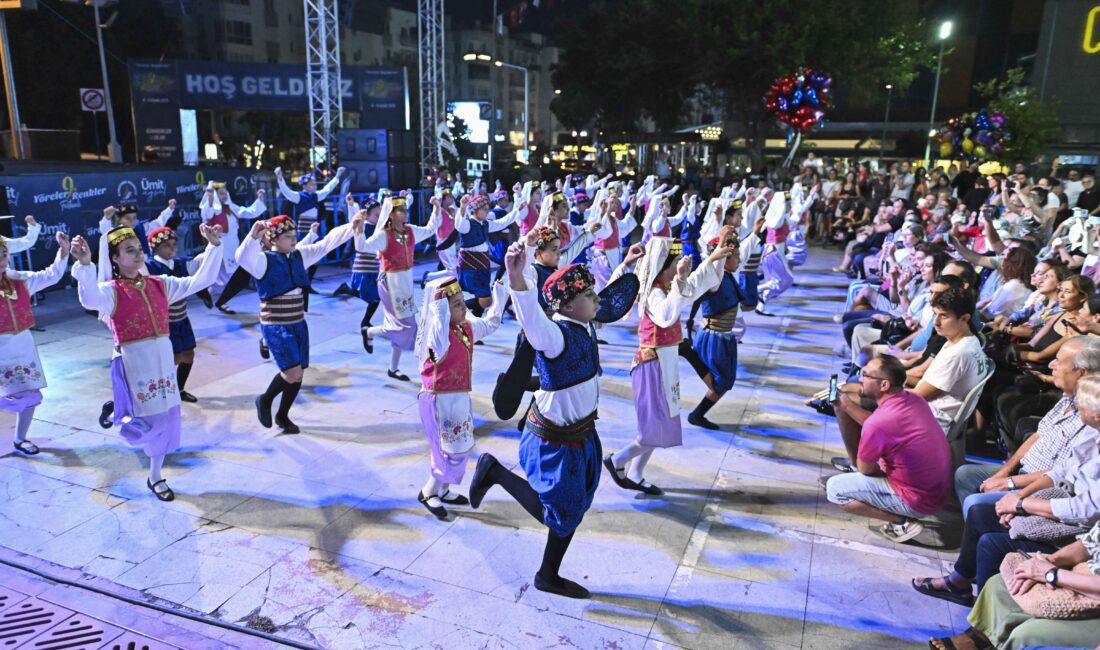 Antalya Muratpaşa Belediyesi’nin 9’uncusunu düzenlediği Yöreler Renkler Festivali’nin Ege–Marmara Gecesi’nde