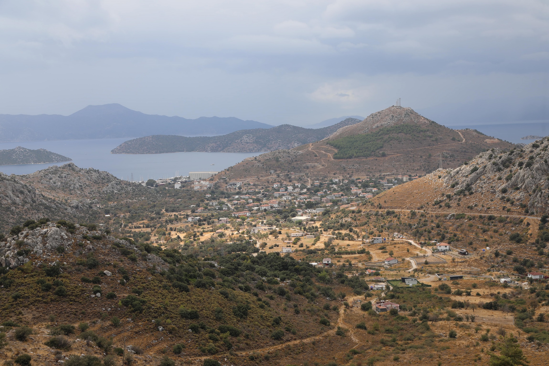 Manzarasıyla ünlü Marmaris – Bozburun yolu, belediye ekipleri tarafından adım