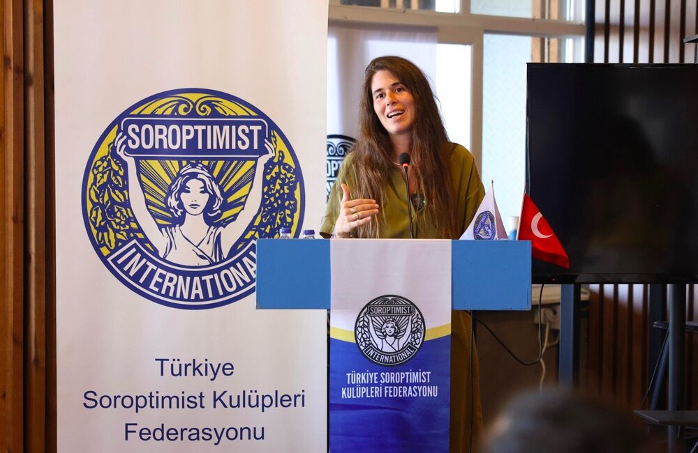 Türkiye Soroptimist Kulüpleri Federasyonu tarafından düzenlenen TSKF Gençlik ve Liderlik Kampı ’25, Çeşme Belediyesi’nin
