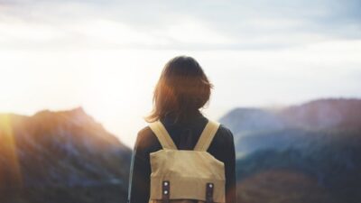 Tek başına seyahat etmekten korkmak? Kendi sınırlarını zorlama fırsatı sunarken, yalnızlık, güvenlik endişeleri ve bilinmezlik