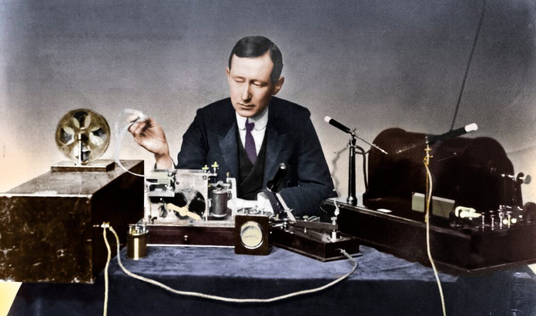 Guglielmo Marconi uzun mesafeli radyo iletişimi konusundaki çalışmalarıyla tanınır. Adını