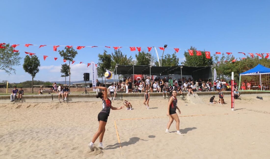 Harikalar Sahili’nde Voleybol Şöleni Derince Belediyesi’nin düzenlediği Plaj Voleybolu Turnuvası