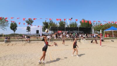 Harikalar Sahili’nde Voleybol Şöleni Derince Belediyesi’nin düzenlediği Plaj Voleybolu Turnuvası