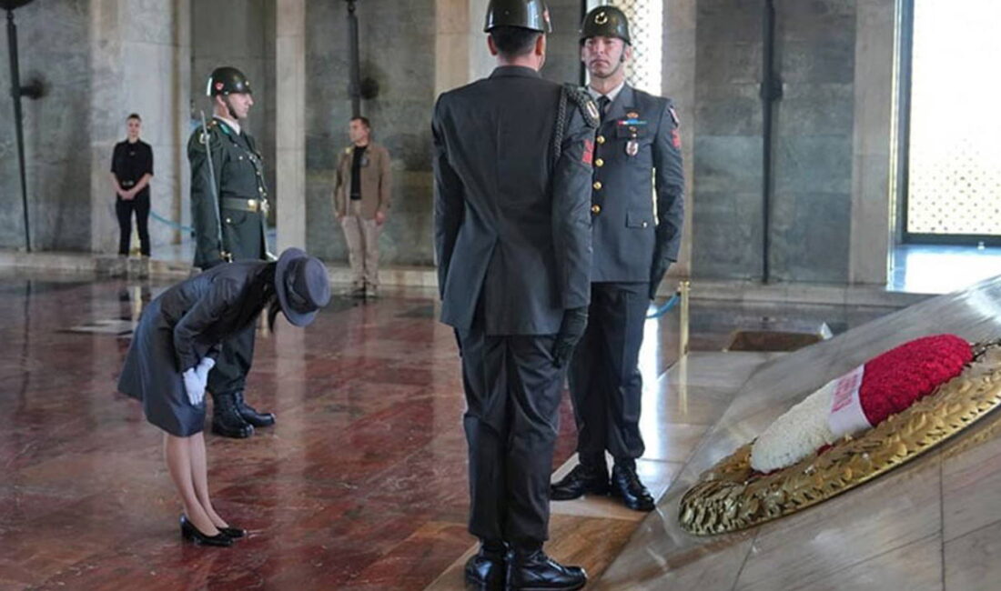 Anıtkabir'i ziyaret etti, mozolenin önünde eğildi