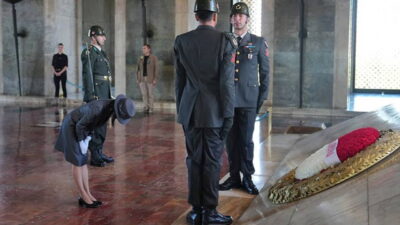 Anıtkabir'i ziyaret etti, mozolenin önünde eğildi