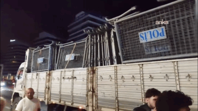   Polis ekiplerinin CHP İstanbul İl Başkanlığına giriş ve çıkışları engellemesi