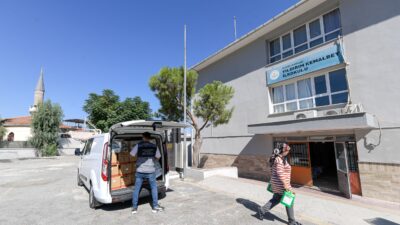 İzmir Büyükşehir Belediyesi’nden okullara hijyen seti desteği İzmir Büyükşehir Belediyesi, okullardaki temizlik sorununa çözüm bulmak amacıyla hijyen