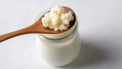 Kefir Nedir? Kefirin Faydaları Ve Zararları Nelerdir? Kefir, probiyotik niteliği ile tüm süt ürünlerinden daha nitelikli olarak