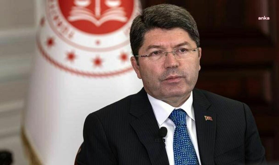Adalet Bakanı Yılmaz Tunç, CHP İl Başkanlığı önünde yaşanan olaylara