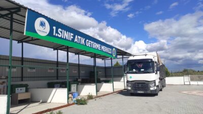 Yunusemre’de 3 Bin 200 Kg İlaç Toprağı Zehirlemeden İmha Edildi Yunusemre’de 3 Bin 200 Kg İlaç Toprağı Zehirlemeden İmha Edildi