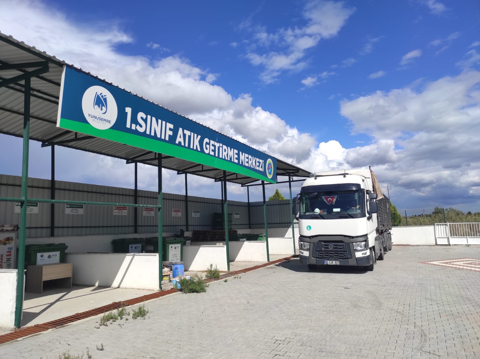 Yunusemre’de 3 Bin 200 Kg İlaç Toprağı Zehirlemeden İmha Edildi