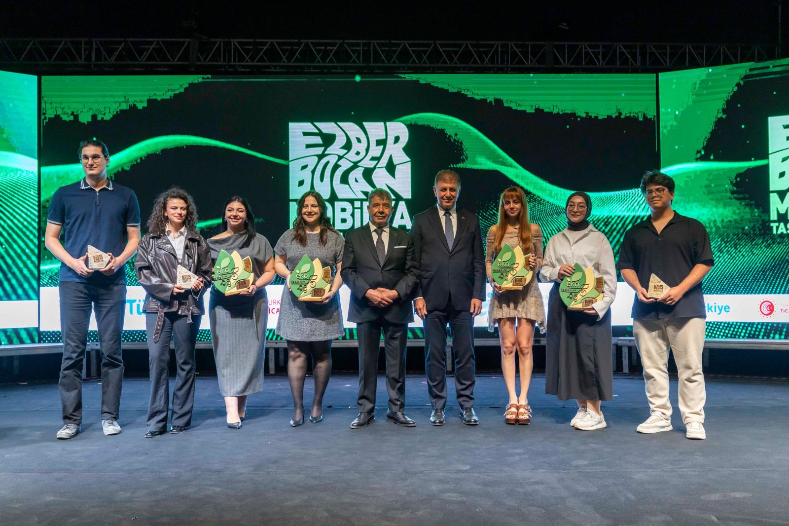 Ezber Bozan Tasarımcılar Ödüllerine Kavuştu Bu yıl eko-tasarım temasıyla beşinci