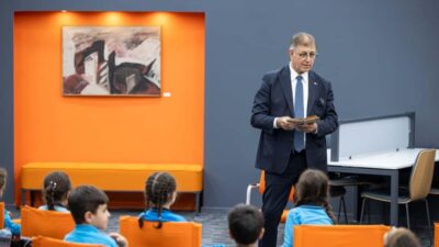 Cemil Tugay Kütüphanede Çocuklara Hikaye Okudu İzmir Büyükşehir Belediye Başkanı