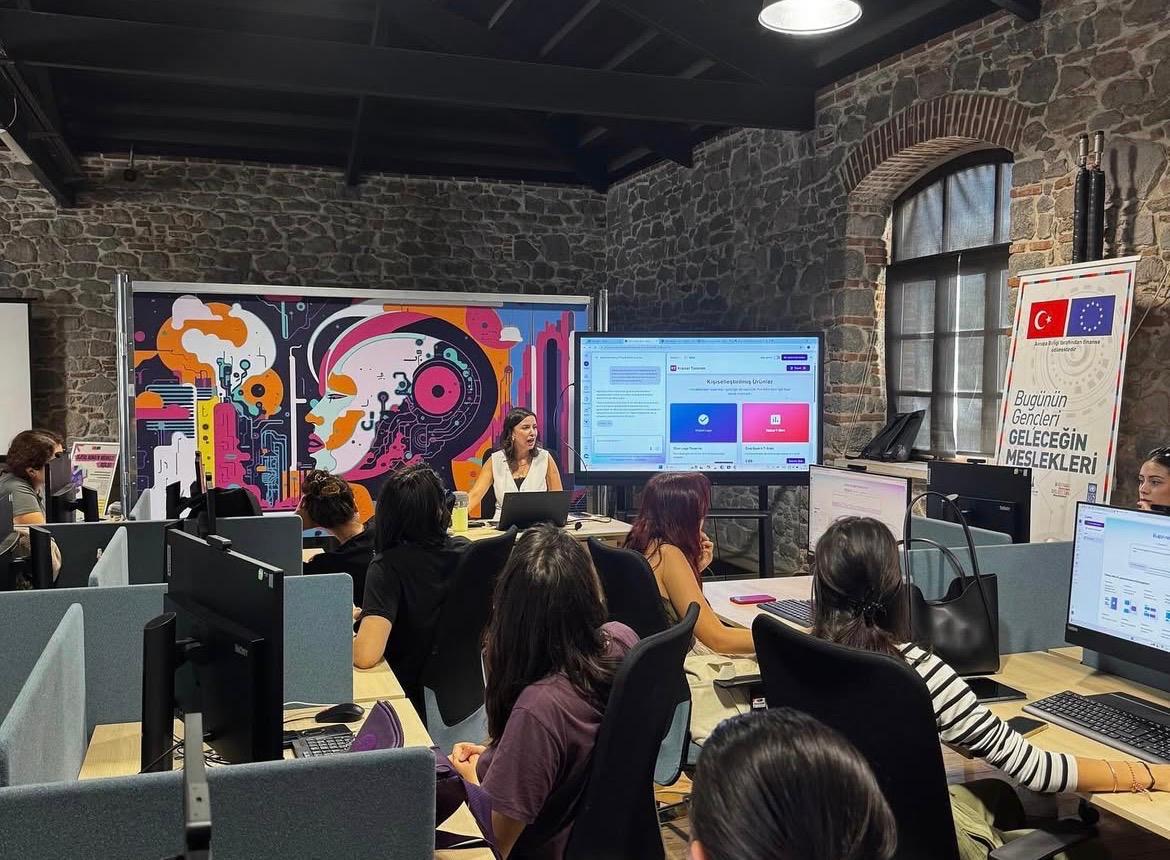 İzmir Büyükşehir’den Gençlere “Canva” Eğitimi İzmir Büyükşehir Belediyesi, gençlerin dijital