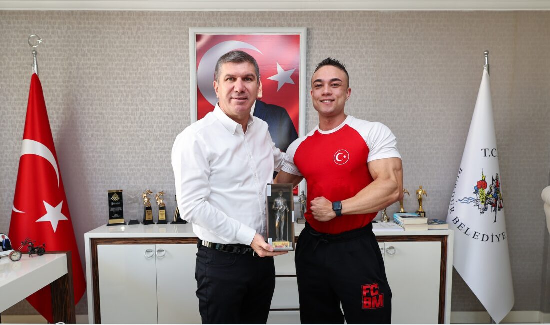 Burdurlu sporcu Emrecan Kayacan, İzmir’de düzenlenen Türkiye Vücut
Geliştirme Şampiyonası’nda Büyük