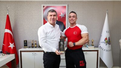 Burdurlu sporcu Emrecan Kayacan, İzmir’de düzenlenen Türkiye Vücut
Geliştirme Şampiyonası’nda Büyük