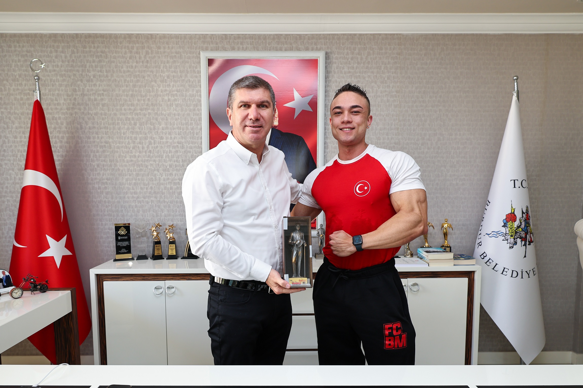 Burdurlu sporcu Emrecan Kayacan, İzmir’de düzenlenen Türkiye Vücut
Geliştirme Şampiyonası’nda Büyük