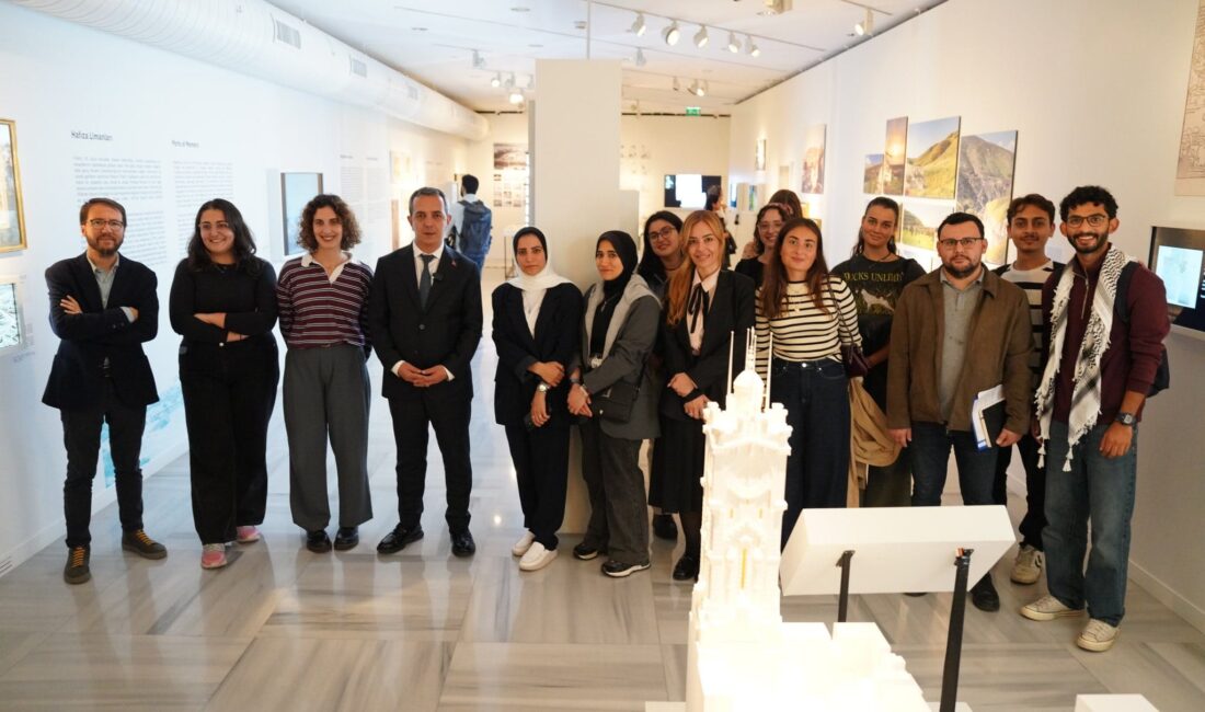 Beyoğlu’nda “Kuşbakışı Filistin” Sergisi’ne Özel Tur Düzenlendi Beyoğlu’nda “Kuşbakışı Filistin” Sergisi’ne Özel Tur Düzenlendi Avrupa Miras Günleri