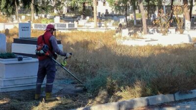 Efeler Belediyesi Mezarlıklarda Bakım Çalışmalarını Sürdürüyor Efeler Belediyesi Mezarlıklarda Bakım Çalışmalarını Sürdürüyor Efeler Belediyesi, vatandaşların kaybettikleri