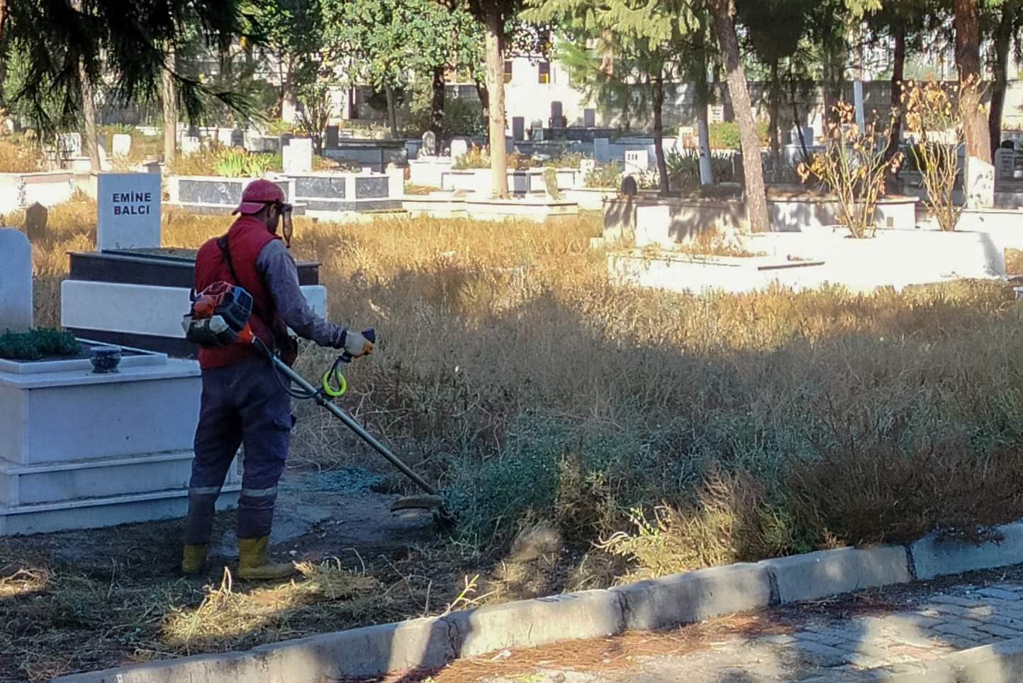 Efeler Belediyesi Mezarlıklarda Bakım Çalışmalarını Sürdürüyor Efeler Belediyesi, vatandaşların kaybettikleri