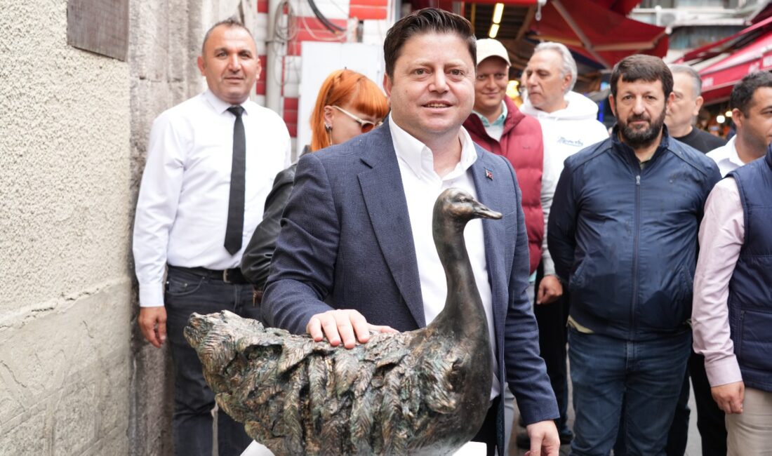 KADIKÖY’ÜN MASKOTU RODİ YENİDEN ÇARŞI’DA Kadıköy Çarşısı’nın unutulmaz simgelerinden biri olan Kaz Rodi’nin anısı yeniden