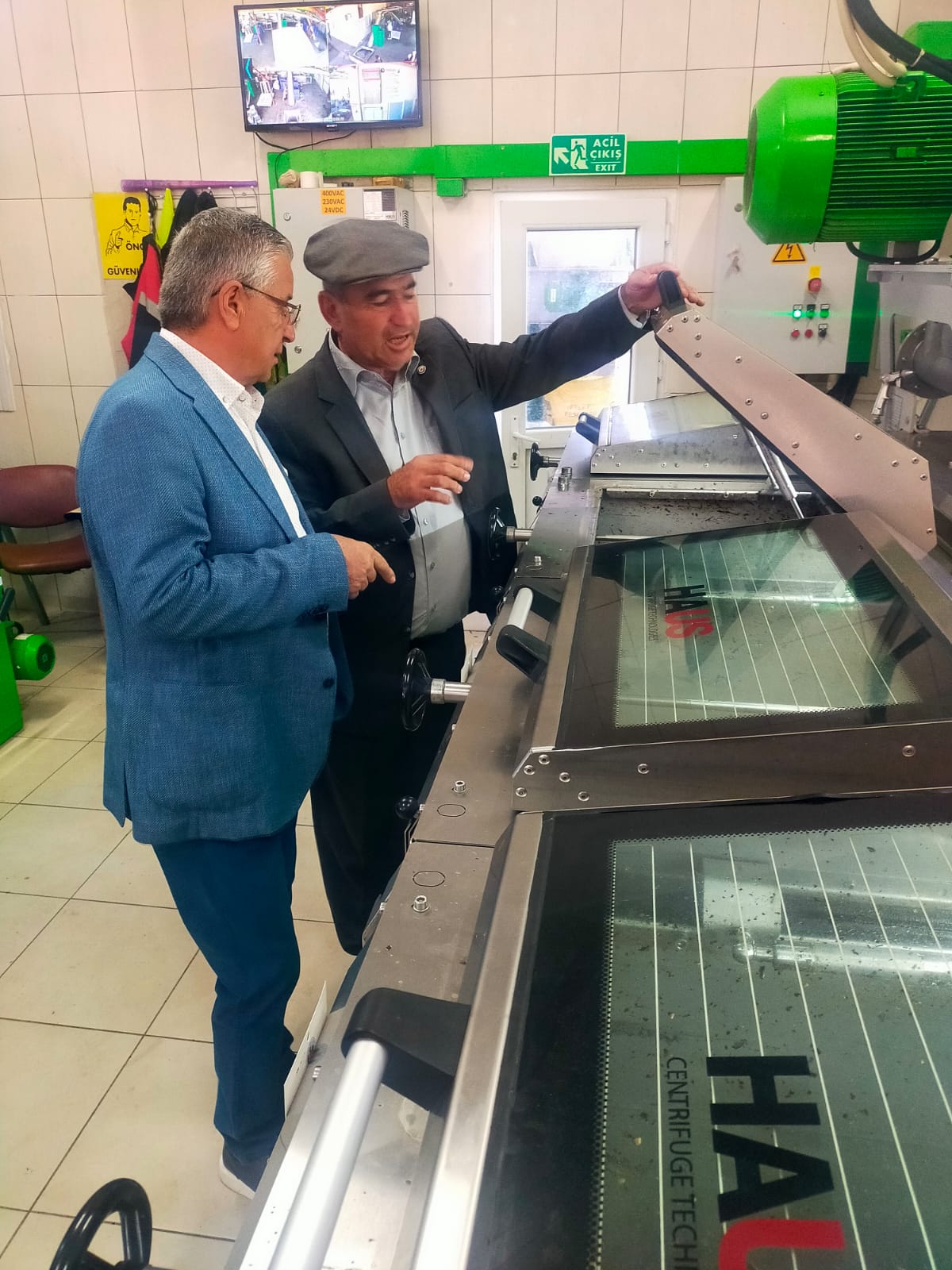 Kemer Belediye Başkanı Topaloğlu’ndan Zeytin Sıkma Fabrikasına Ziyaret Kemer Belediye