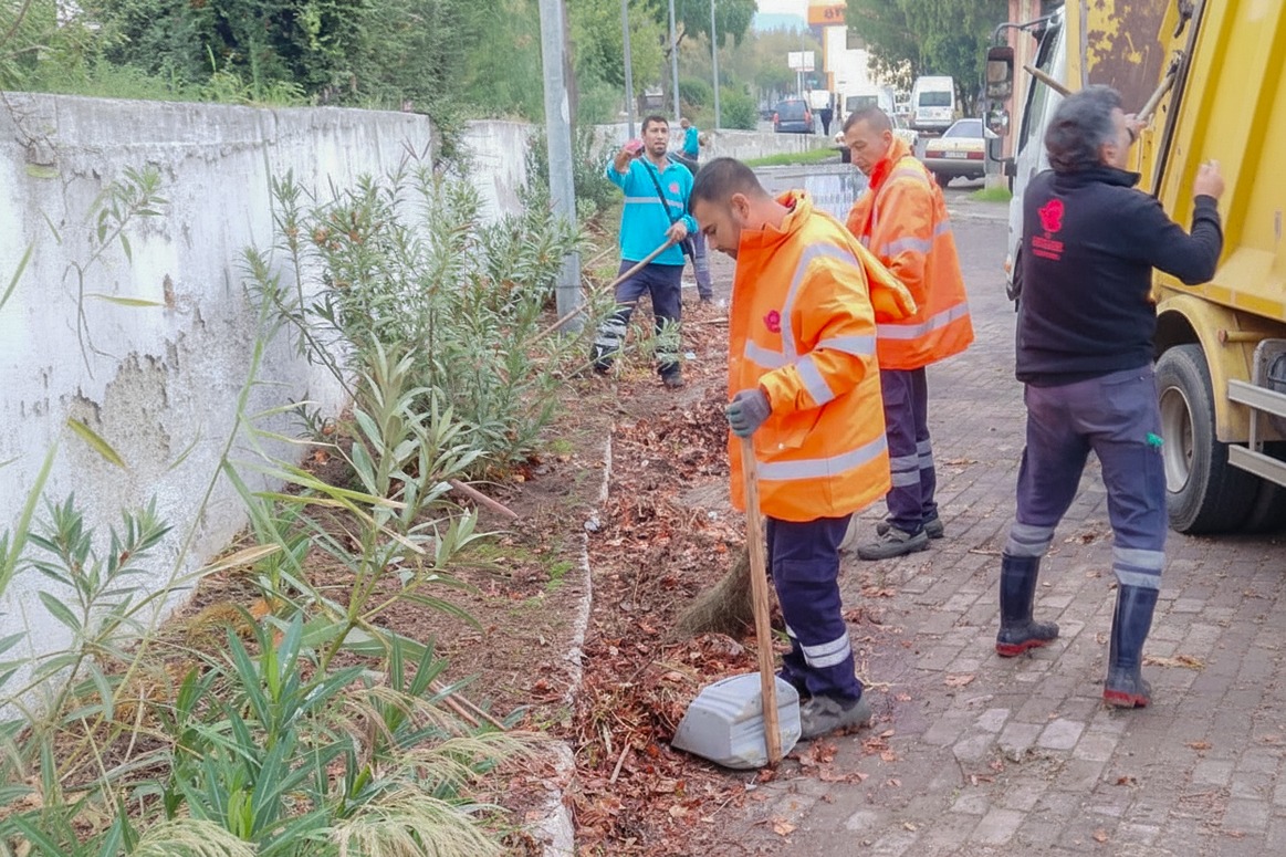Efeler’in Ekiplerinden Gıda Çarşısı’nda Kapsamlı Temizlik Efeler Belediyesi Temizlik İşleri