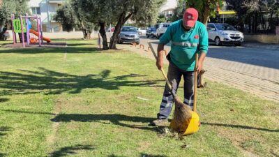 Efeler’de Yeşil Alanlarda Bakım Çalışmaları Sürüyor Efeler’de Yeşil Alanlarda Bakım Çalışmaları Sürüyor Efeler Belediyesi Park ve