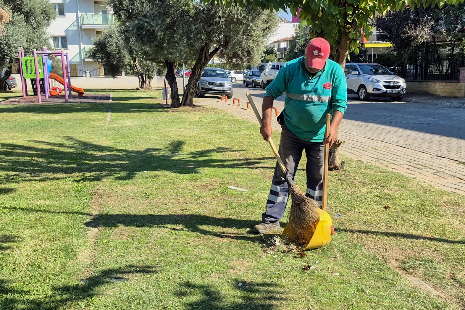 Efeler’de Yeşil Alanlarda Bakım Çalışmaları Sürüyor Efeler Belediyesi Park ve