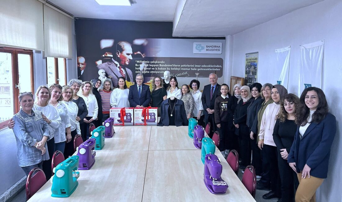 Bandırma Belediyesi’nden Dikiş Kursuna 10 Yeni Makine Desteği Bandırma Belediyesi’nden Dikiş Kursuna 10 Yeni Makine Desteği Bandırma Belediye