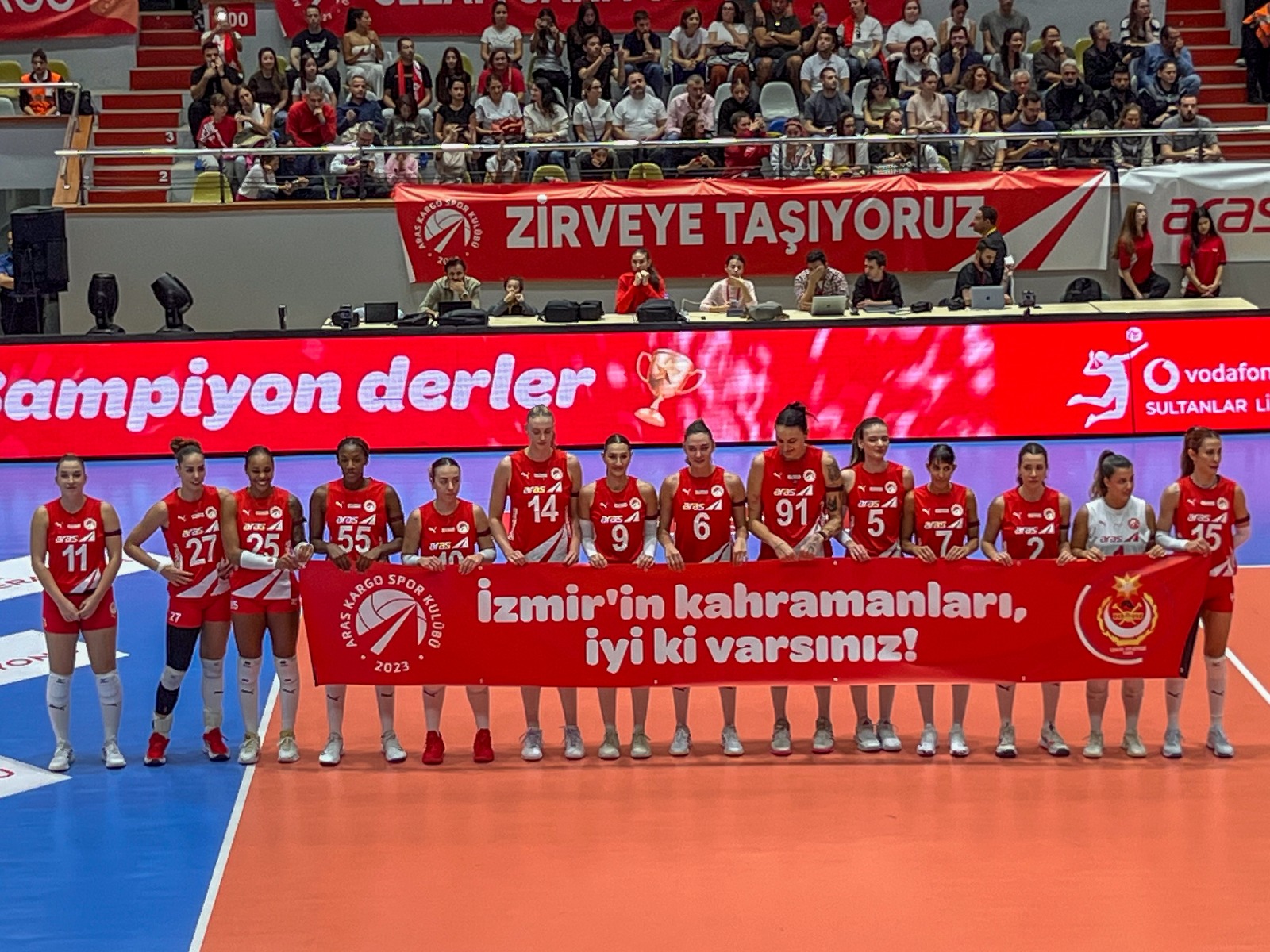 Vodafone Sultanlar Ligi'nin ilk haftasında Fenerbahçe Medicana ile karşılaşan Aras