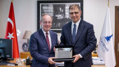 Cemil Tugay: İklim Krizi ile Mücadeleye Herkes Destek Vermeli Cemil Tugay: İklim Krizi ile Mücadeleye Herkes Destek Vermeli İzmir