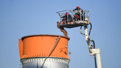 İzmir İtfaiyesi Mahsur Kalan İşçilere 90 Metrelik Merdivenle Ulaştı Bornova’da