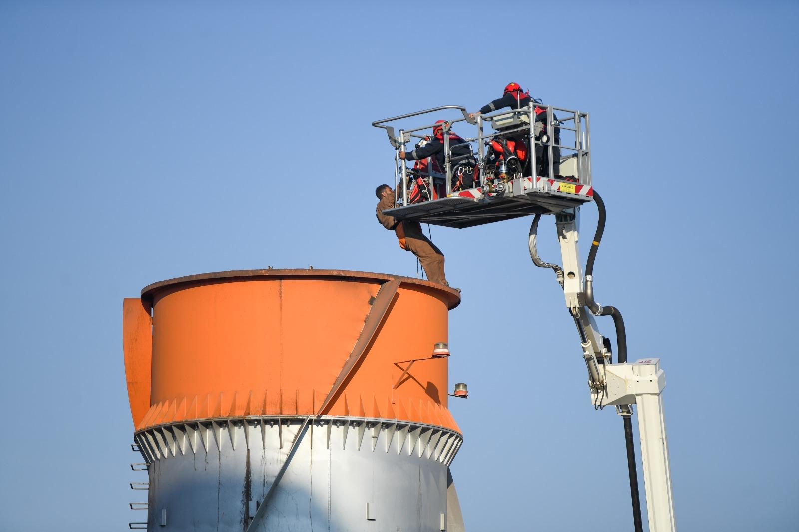 İzmir İtfaiyesi Mahsur Kalan İşçilere 90 Metrelik Merdivenle Ulaştı Bornova’da