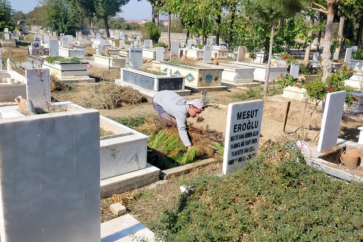 Efeler’in Ekipleri Mezarlıklardaki Çalışmalarına Devam Ediyor Efeler Belediyesi, ilçe genelinde