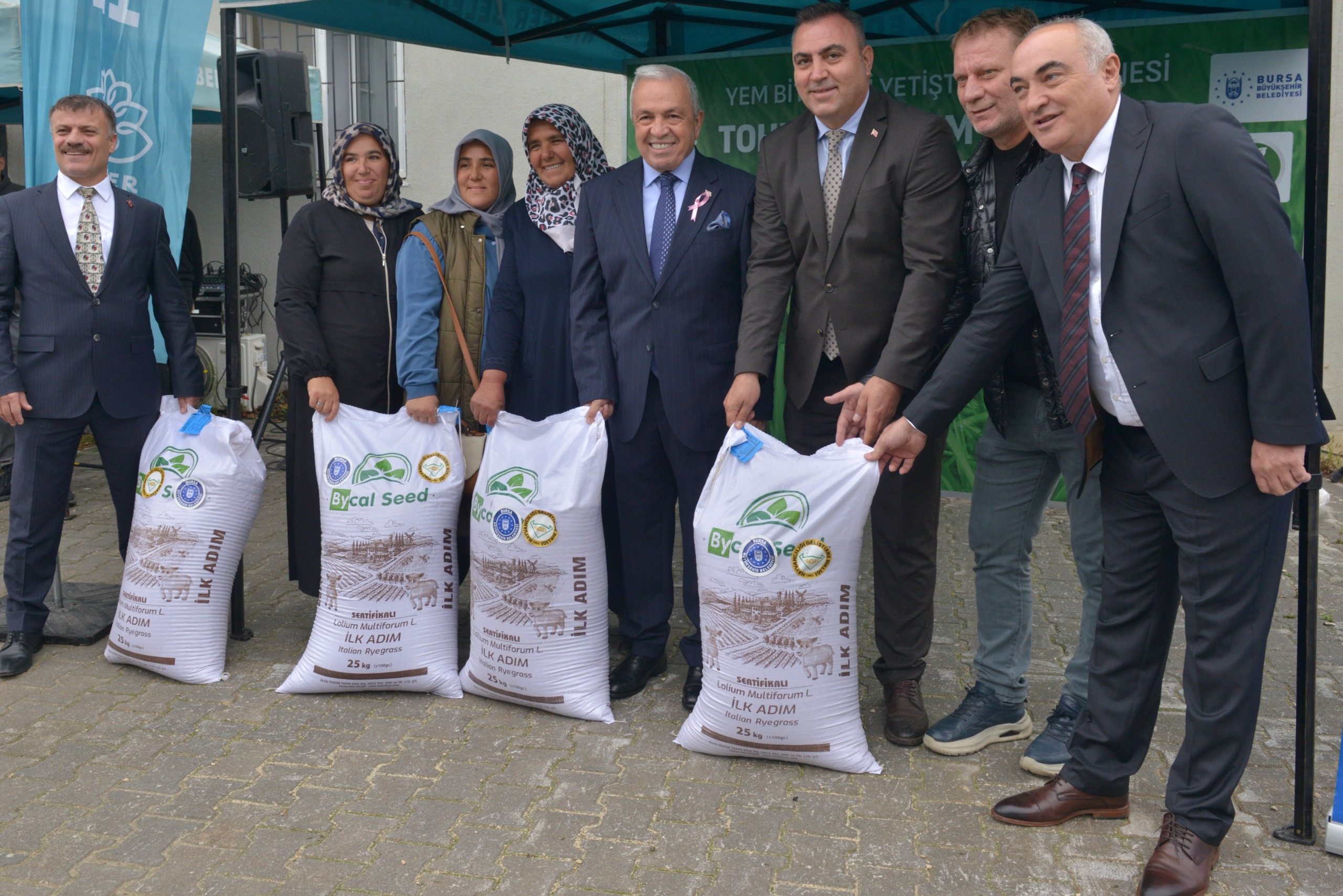 Bursa Büyükşehir Üreticilere İtalyan Çimi Tohumu Dağıttı Bursa’da tohumdan hasada