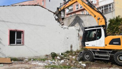 Osmangazi Belediyesi’nden Tarihi Koruyan Yıkım Osmangazi Belediyesi, ilçedeki kaçak yapıları