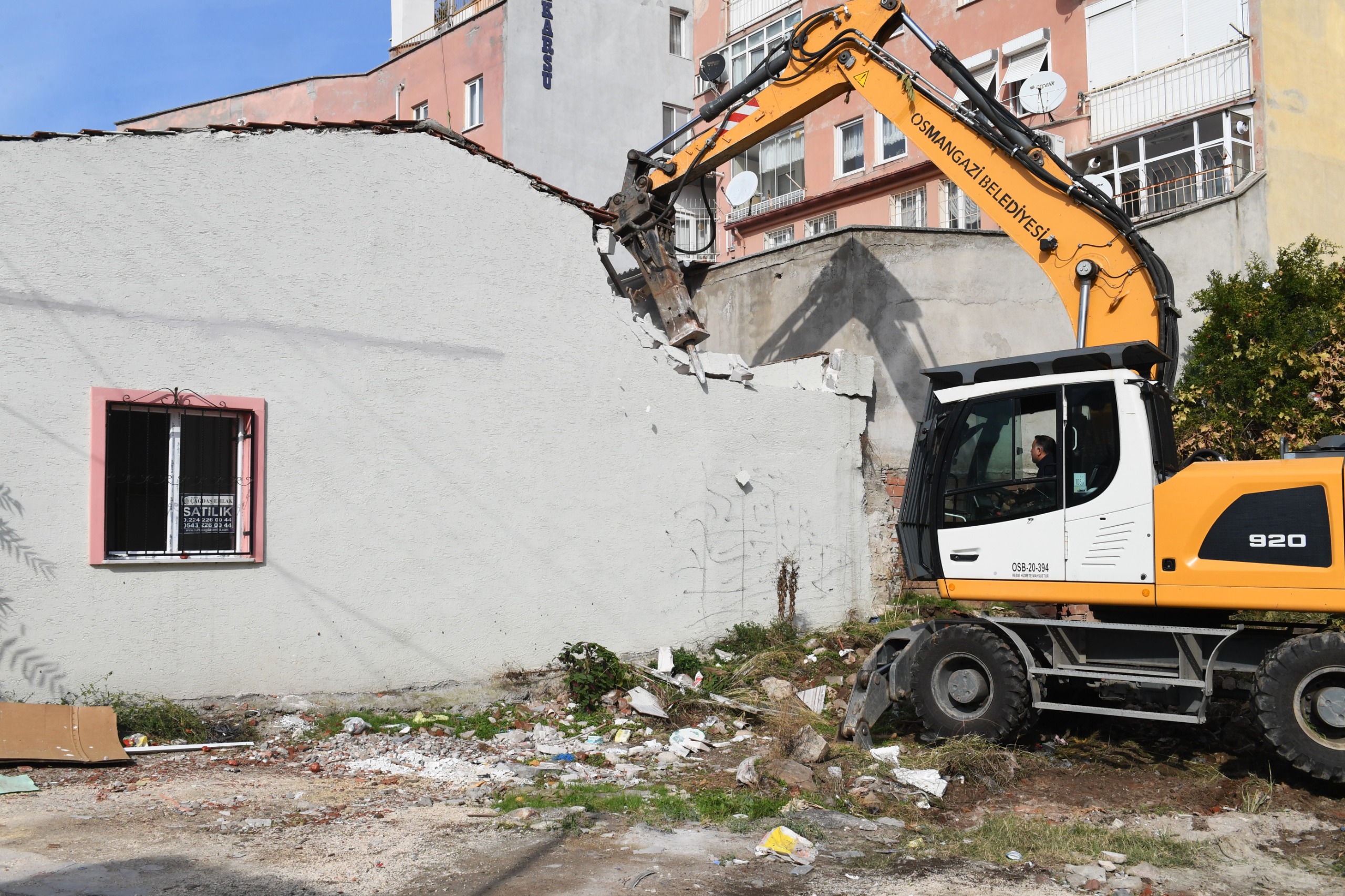 Osmangazi Belediyesi’nden Tarihi Koruyan Yıkım Osmangazi Belediyesi, ilçedeki kaçak yapıları