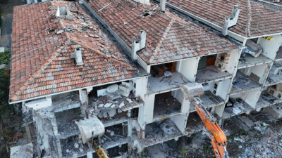 Büyükçekmece’de “Çok Riskli” Statüsündeki Bir Site Daha Yıkıldı Büyükçekmece’de “Çok Riskli” Statüsündeki Bir Site Daha Yıkıldı Depreme dirençli