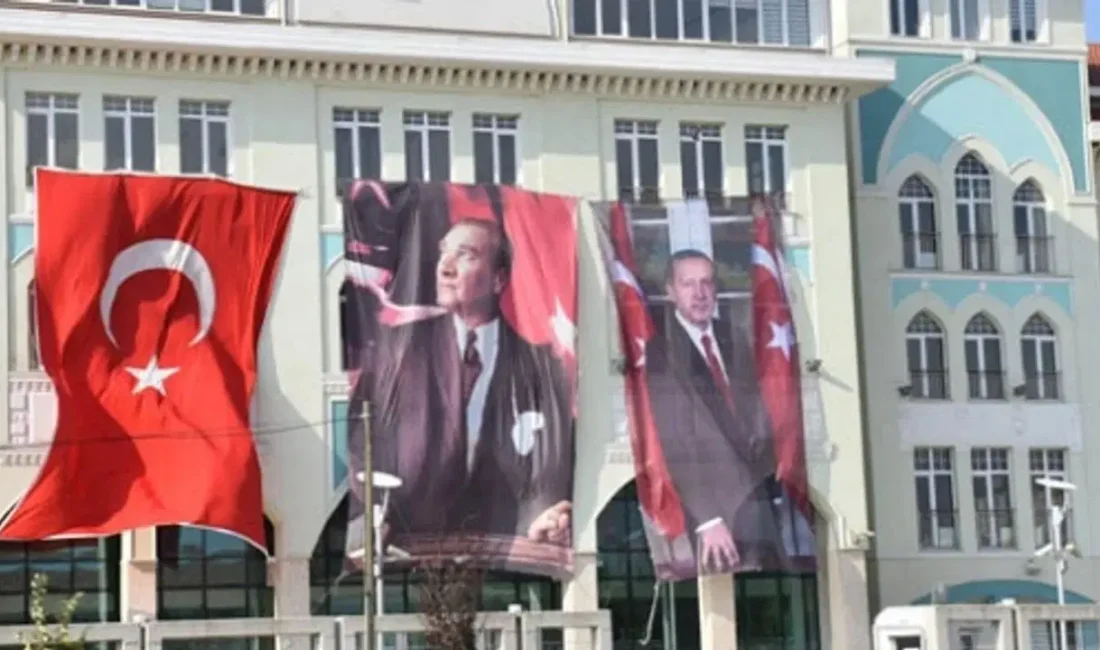 Suat Özçağdaş: Mevcut Cumhurbaşkanının Posterlerinin Okullara Asılması, Eğitimin Siyasete Alet