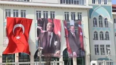 Resmi Bayramlarda Erdoğan’ın Fotoğrafının Kullanılması İçin Okullara Genelge Yollandı Suat Özçağdaş: Mevcut Cumhurbaşkanının Posterlerinin Okullara Asılması, Eğitimin Siyasete Alet
