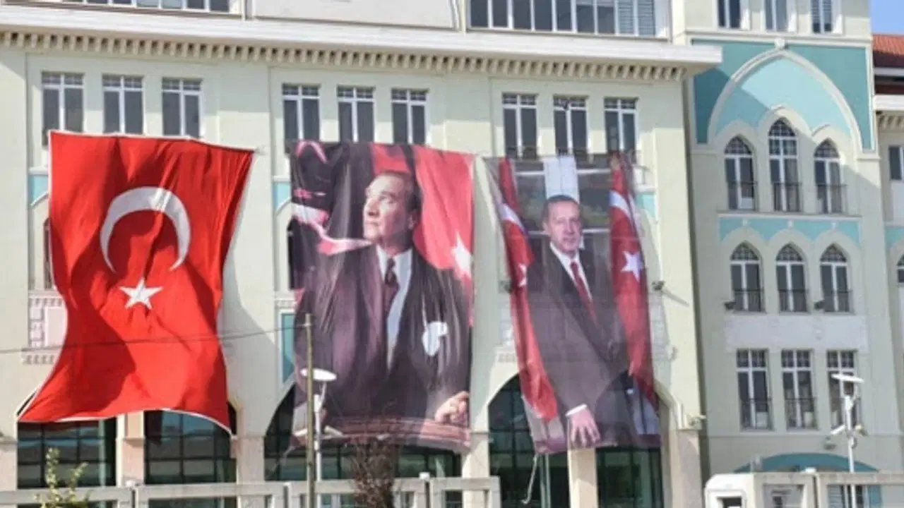 Suat Özçağdaş: Mevcut Cumhurbaşkanının Posterlerinin Okullara Asılması, Eğitimin Siyasete Alet
