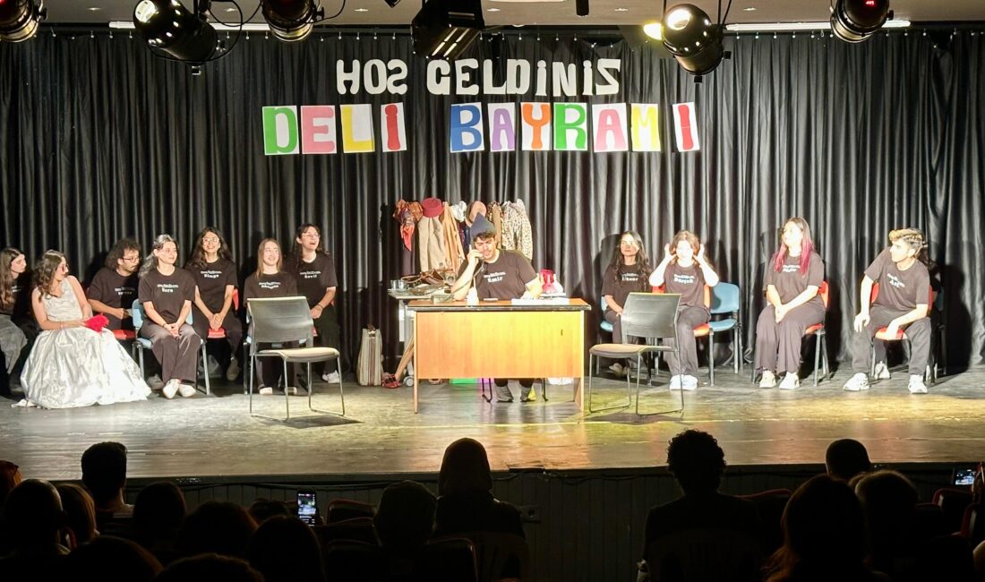 Genç İzmir’den Tiyatroseverlere “Deli Bayramı” Oyunu İzmir Büyükşehir Belediyesi’nin tiyatro