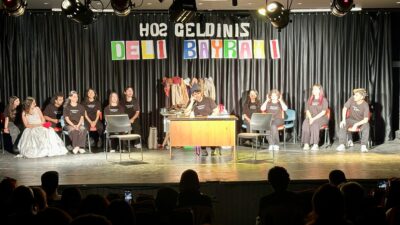 Genç İzmir’den Tiyatroseverlere “Deli Bayramı” Oyunu İzmir Büyükşehir Belediyesi’nin tiyatro