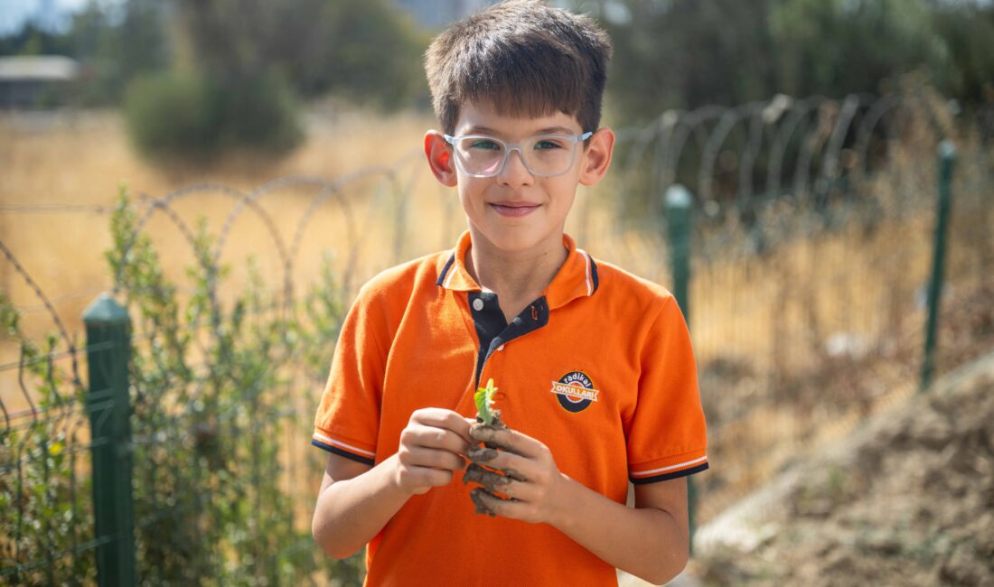 Bornova’da Minik Eller Toprakla Buluştu Bornova’da minik öğrenciler, Bornova Belediyesi’nin