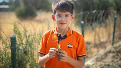 Bornova’da Minik Eller Toprakla Buluştu Bornova’da minik öğrenciler, Bornova Belediyesi’nin