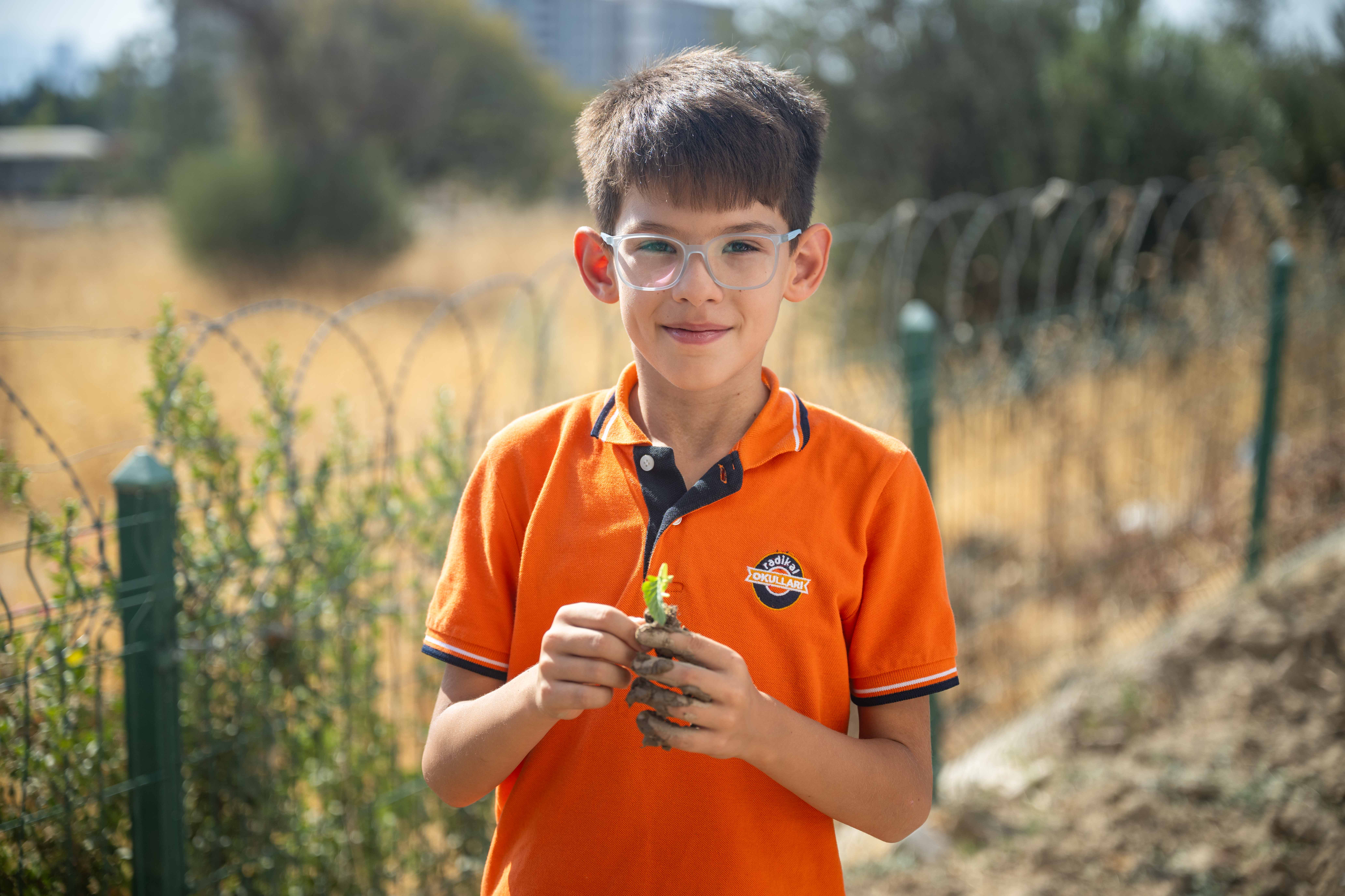 Bornova’da Minik Eller Toprakla Buluştu Bornova’da minik öğrenciler, Bornova Belediyesi’nin